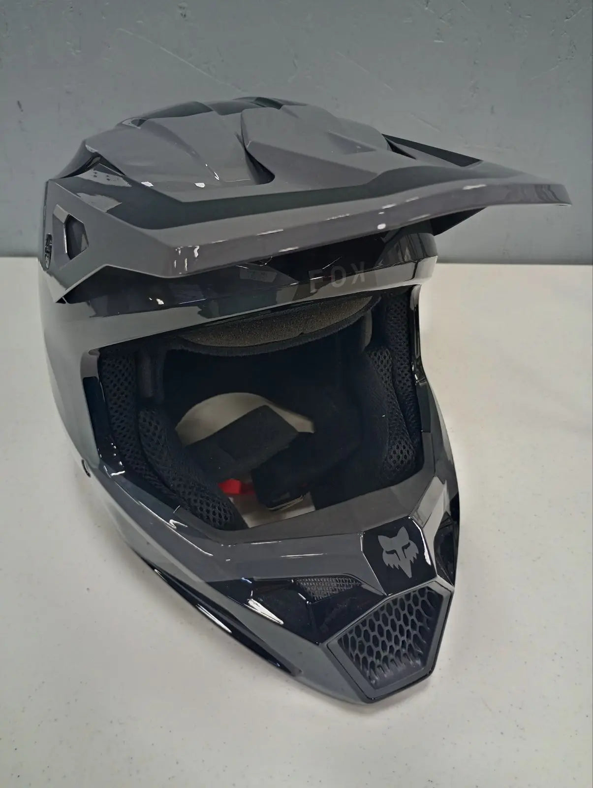 Fox Apparel Fox V1 Solid Helmet (Grey/Black, Medium) USED 31370-330-M U 191972813238 Jorgensen Powersports