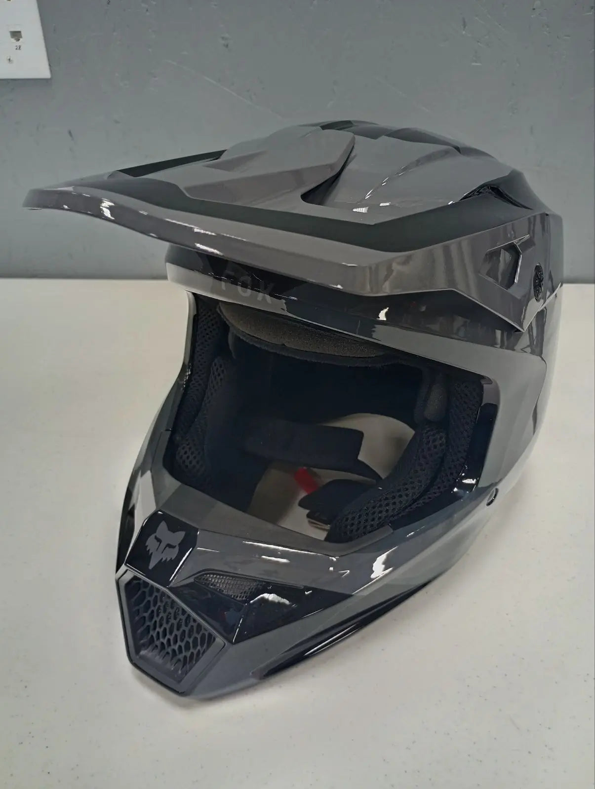 Fox Apparel Fox V1 Solid Helmet (Grey/Black, Medium) USED 31370-330-M U 191972813238 Jorgensen Powersports
