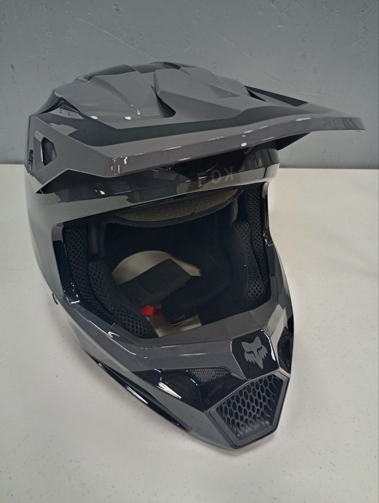 Fox Apparel Fox V1 Solid Helmet (Grey/Black, Medium) USED 31370-330-M U 191972813238 Jorgensen Powersports