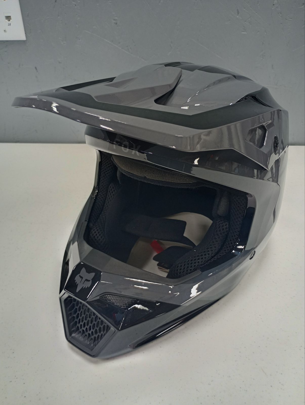 Fox Apparel Fox V1 Solid Helmet (Grey/Black, Medium) USED 31370-330-M U 191972813238 Jorgensen Powersports
